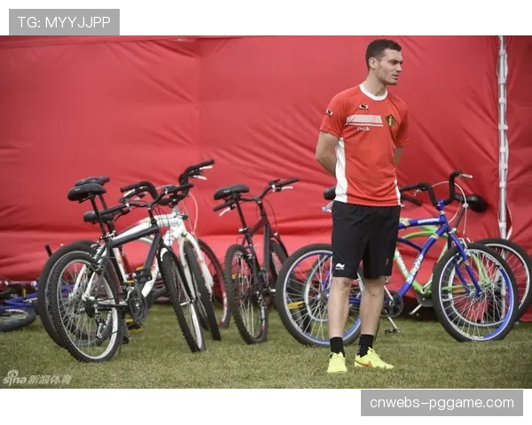 动态:曼联训练课重点演练边锋与中场在肋部的撞墙配合 动态:曼联训练课重点演练边锋与中场在肋部的撞墙配合